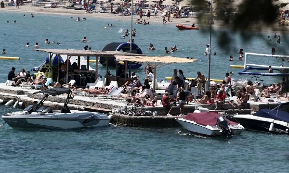 Κοσμοσυρροή στις παραλίες της Αττικής για ακόμη μια φορά λόγω ζέστης